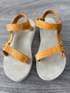 Teva Midform Universal Star Sandal NWOT Size 8, Color Sunflower